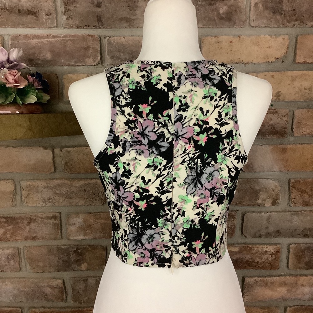 SAGE Sleeveless Floral Back-Zip Crop Top 72 - Picture 2 of 9
